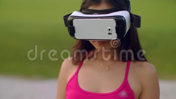 户外女性VR耳机戴VR眼镜的运动女子肖像视频的预览图
