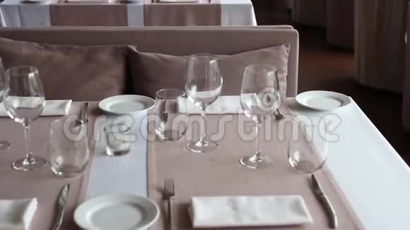 提供服务的餐厅餐桌视频的预览图