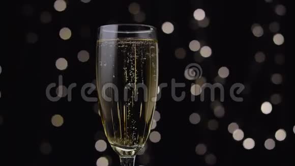 一杯香槟里面有旋转的气泡博克背景视频的预览图