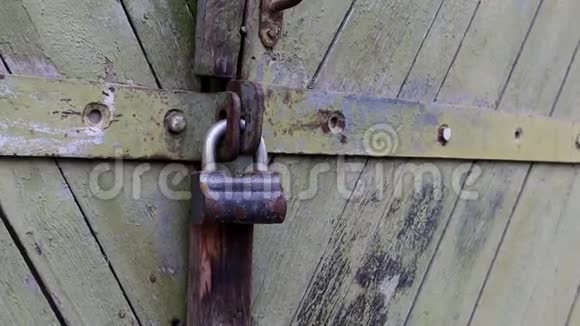 棚门上的旧挂锁视频的预览图