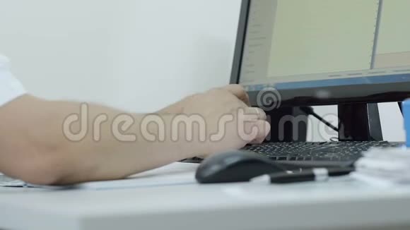 一个男人在键盘上打字的特写镜头视频的预览图