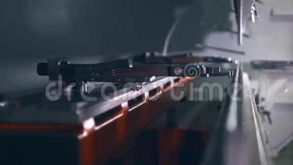 工人操作数控液压机制动器弯曲的金属片特写镜头视频的预览图