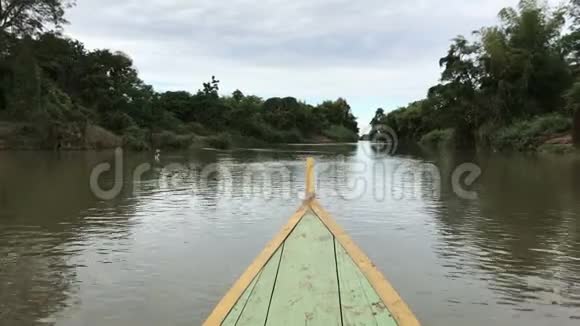 船沿湄公河在森林中航行到达目的地越南视频的预览图