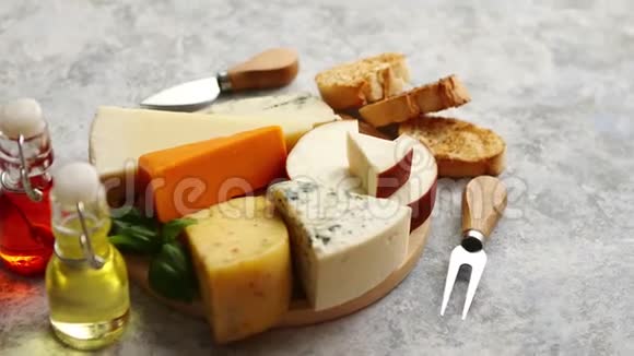 在乡村木板上提供各种奶酪视频的预览图