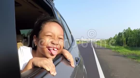 开朗无牙的女孩从车窗里看出来视频的预览图