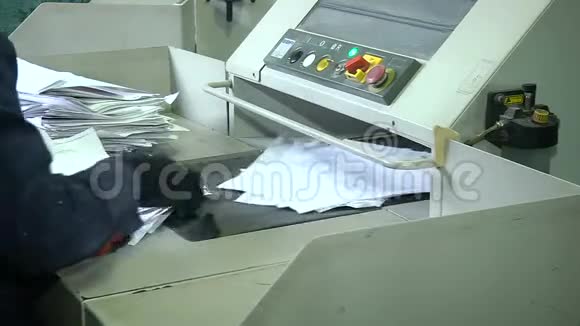 工业碎纸机销毁纸张的过程视频的预览图