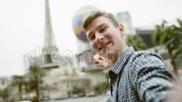 有巴黎赌场背景的年轻人视频的预览图