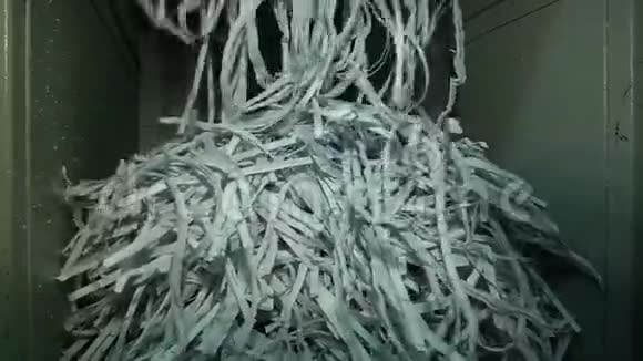 工业碎纸机销毁纸张的过程视频的预览图