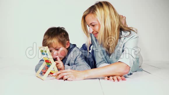母亲和儿子学习用一台计算机计算视频的预览图