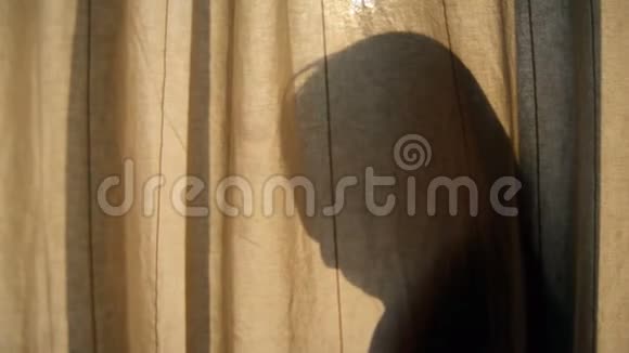 窗帘后面的剪影女孩视频的预览图