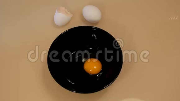 男人的手裂开了一个鸡蛋准备食物厨师烹饪男人做煎蛋卷视频的预览图