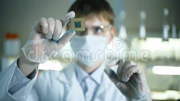 专业科学家手持并观察微芯片视频的预览图