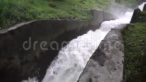 水在混凝土渠道中的快速流动视频的预览图