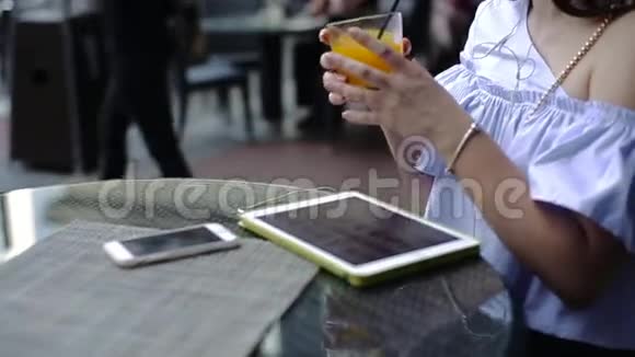 迷人的年轻女士喜欢喝来自黑色塑料管的橙汁视频的预览图