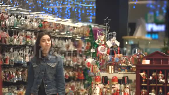 商店里的女孩和圣诞装饰品视频的预览图