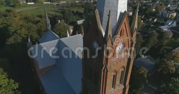 空中的立陶宛拉米加拉圣约翰教堂的无人机拍摄奥图早期城市全景图视频的预览图