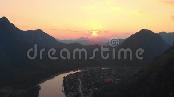 航空越南背包客旅行目的地在老挝亚洲日落时热气球风景优美的悬崖岩石顶峰稻田视频的预览图