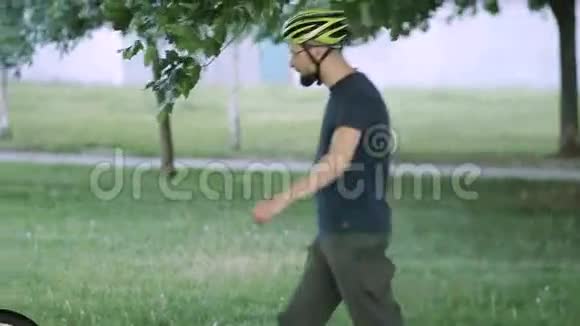 人从树上打开自行车视频的预览图