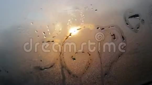 阳光透过汽车玻璃上的彩绘标识山水旅行探险朋友友谊高速视频的预览图