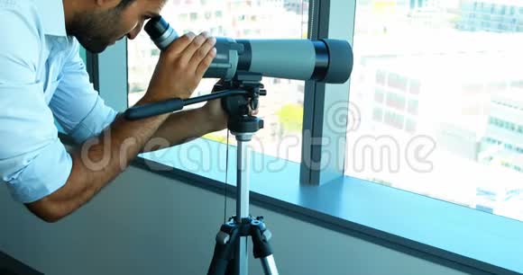 男性主管透过望远镜看视频的预览图