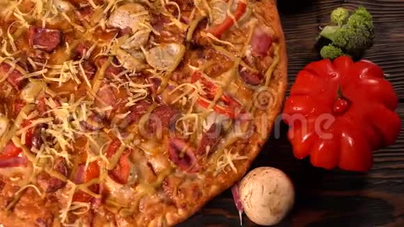 美味脆脆的自制披萨视频的预览图