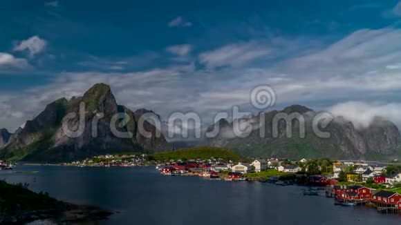 云层在挪威一个小渔村上空移动视频的预览图