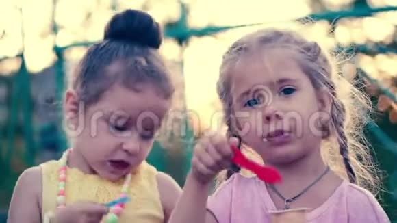 两个小女孩的女朋友卷发蓝眼睛吃冰淇淋笑视频的预览图