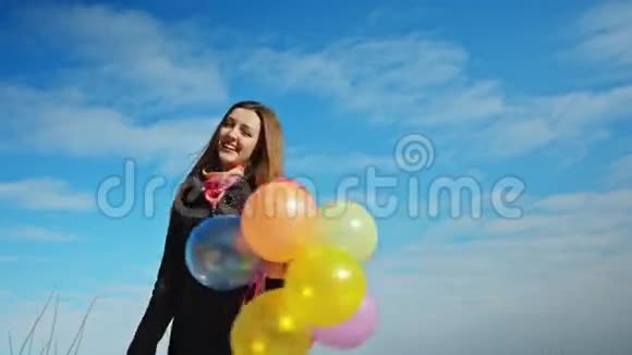 欢乐的女孩玩五颜六色的气球视频的预览图