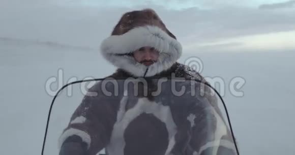 一个疲惫的旅行者的肖像骑着雪车带着头罩皮毛雅马尔2016年远征红色史诗4k电影摄影机高清高清视频的预览图