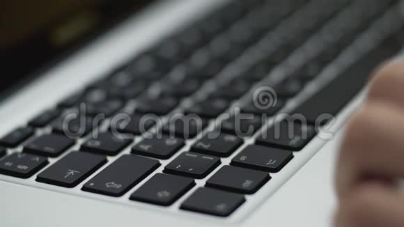 双手写在笔记本电脑键盘上以4k分辨率关闭视图视频的预览图