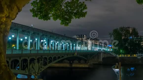 比尔哈基姆桥夜景一座横跨塞纳河的桥法国巴黎视频的预览图