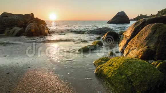 岩石海岸的海上日落视频的预览图