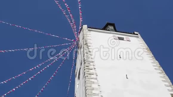 德国普伦多夫古老的塔奥贝雷斯城中世纪防御工事的一部分小布旗飘扬视频的预览图