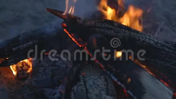 黑色背景上有火花的火焰晚上篝火上的火花视频的预览图