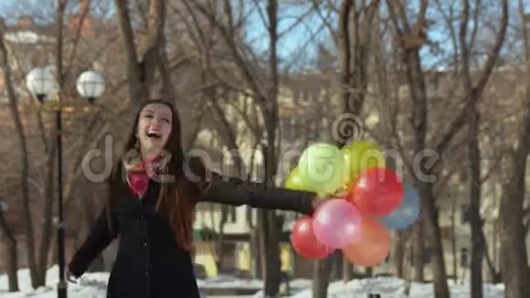 女人玩五颜六色的气球视频的预览图