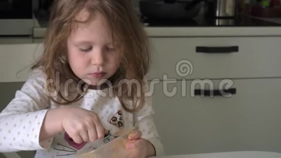 小孩用塑料罐里的勺子吃蜂蜜视频的预览图