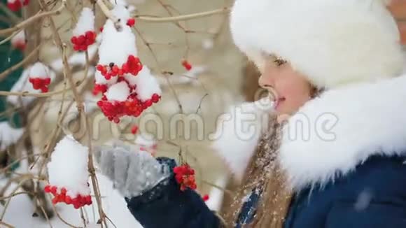 女孩在冬天举行一束振动户外活动视频的预览图