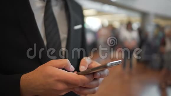 穿着西装的人在智能手机小玩意现代技术上发短信视频的预览图