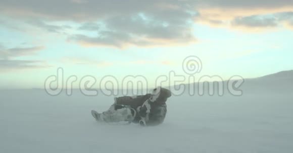 穿着驯鹿皮衣的迷路的年轻旅行者以他最后的力量站在北极暴风雪中山马远征2016视频的预览图