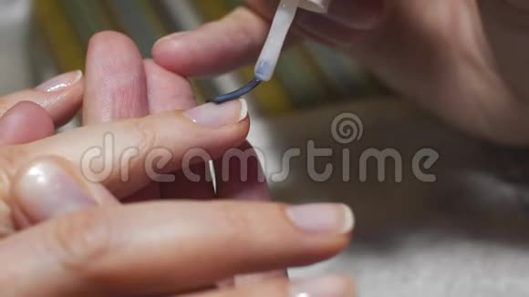 女人正在修指甲用清漆覆盖钉子视频的预览图