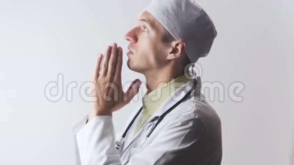医生向上帝祈祷医学的无能为力宗教和医学视频的预览图