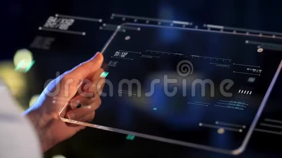 手持平板电脑虚拟投影视频的预览图