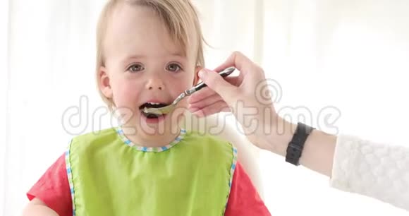 小男孩用勺子喂食视频的预览图