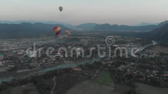 航空越南背包客旅行目的地在老挝亚洲日落时热气球风景优美的悬崖岩石顶峰稻田视频的预览图