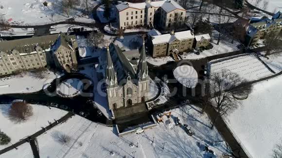 弗利亚诺娃教堂圣托马斯在拉德诺尔镇的维拉诺娃大学校园雪后的鸟瞰图视频的预览图