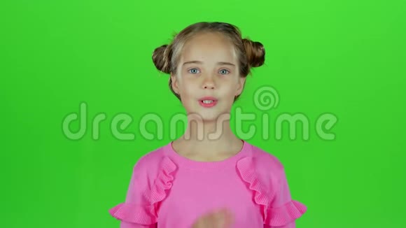孩子送空气吻绿色屏幕慢动作视频的预览图