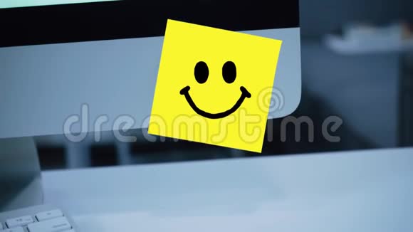 微笑的性格微笑在显示器上画贴纸视频的预览图