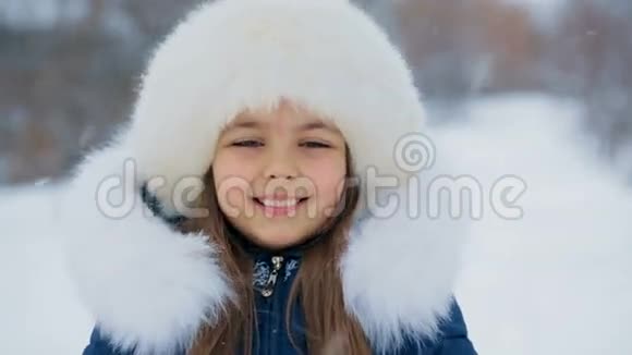 冬天的女孩戴着白毛绒帽子视频的预览图