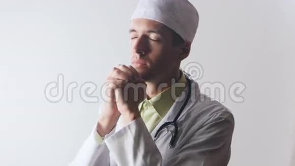 医生向上帝祈祷医学的无能为力宗教和医学视频的预览图