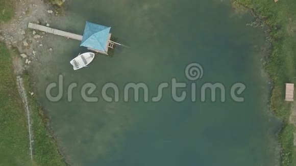 空中射击从上方看蓝山湖视频的预览图